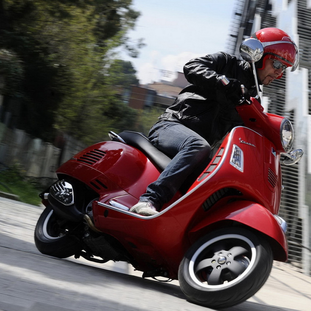 Vespa GTS 125 Super в красном цвете