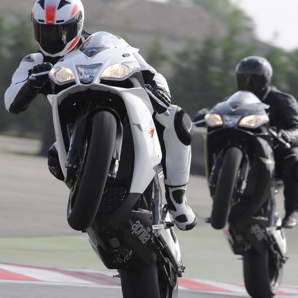 Априлиа RSV4 R на задних колесах