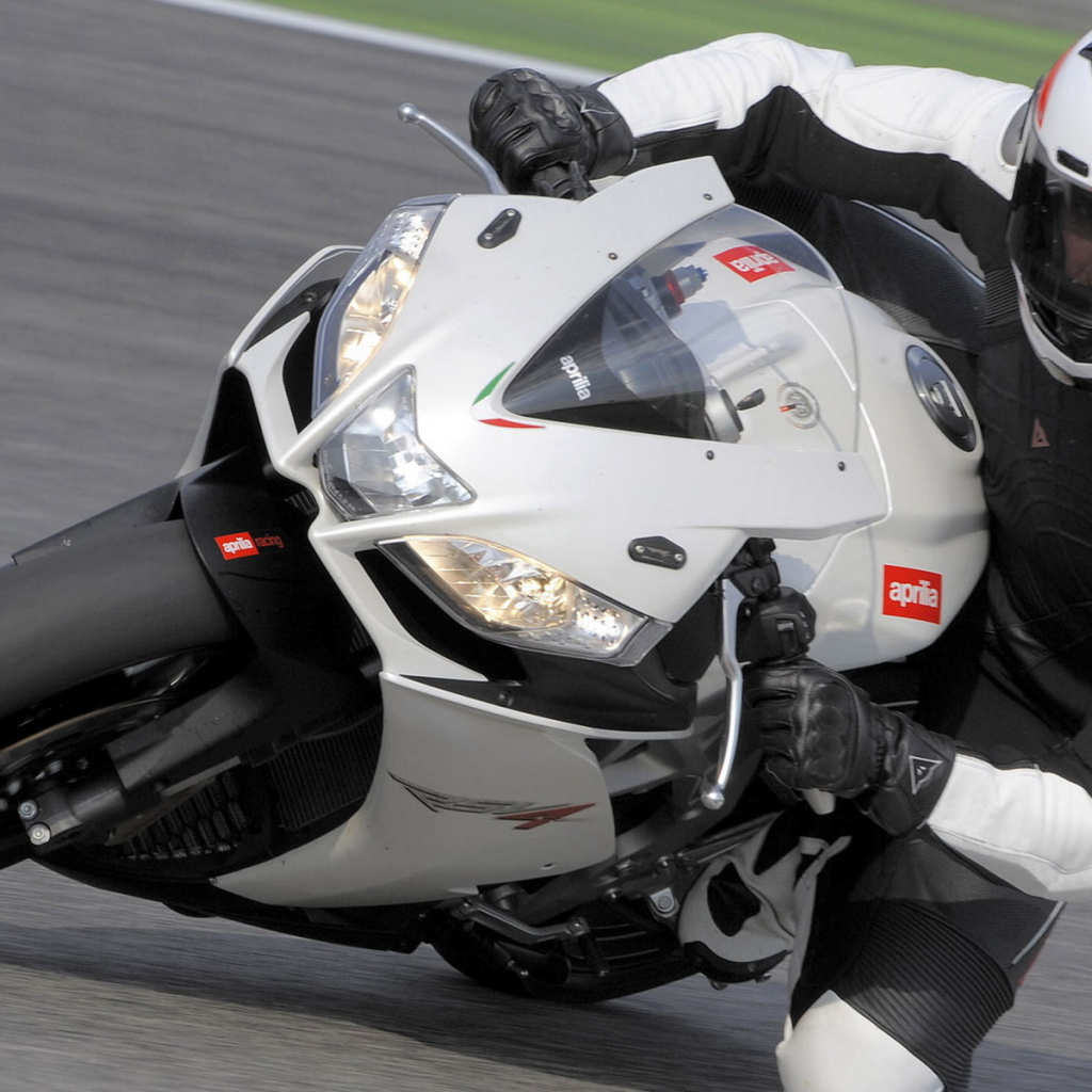 Aprilia RSV4 R на повороте
