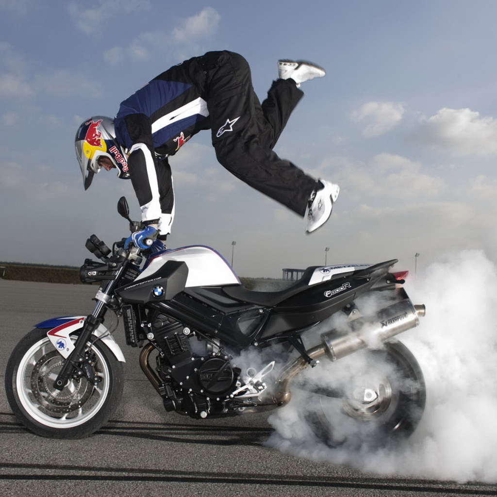 БМВ Ф 800 выписывая трюки