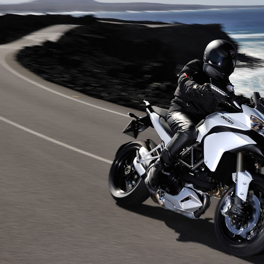Дукати Мултистрада 1200С движение вдоль побережья