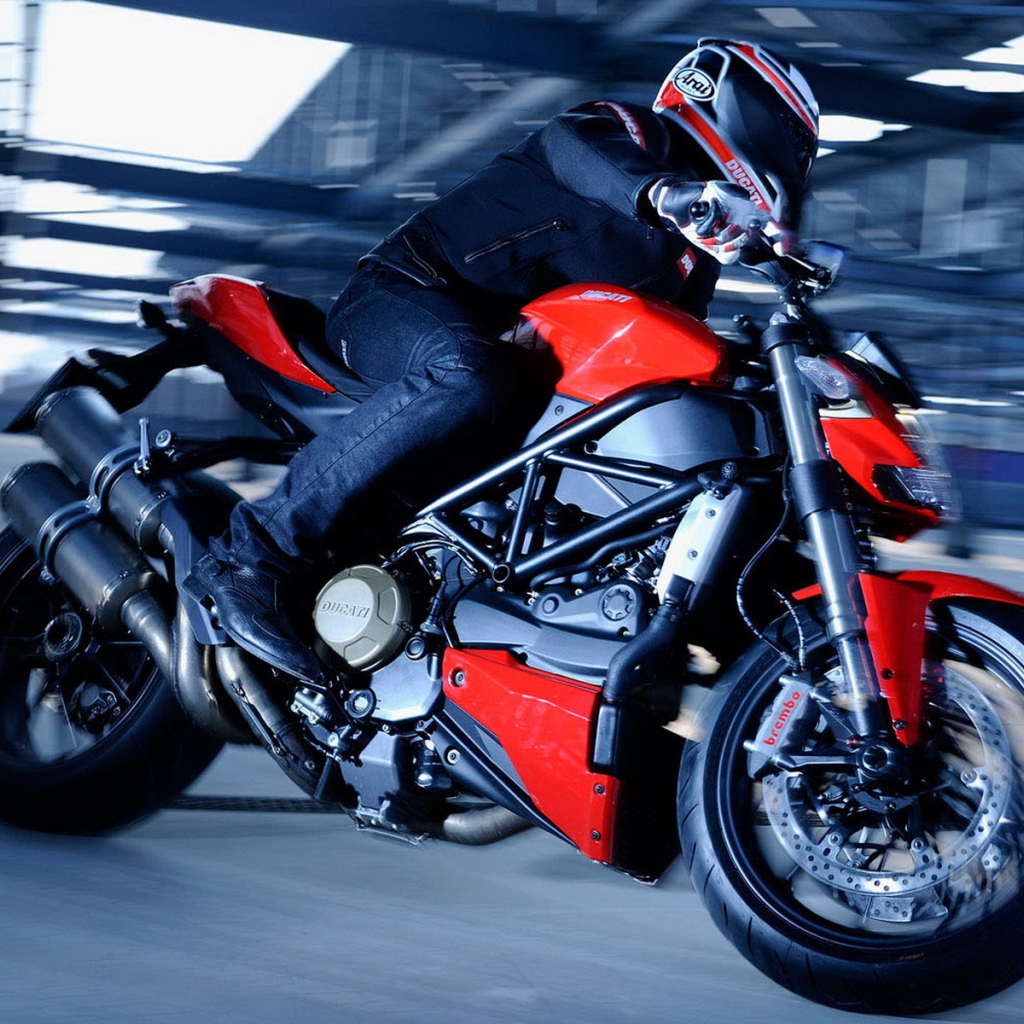 Ducati Streetfigtherx выезжая с парковки