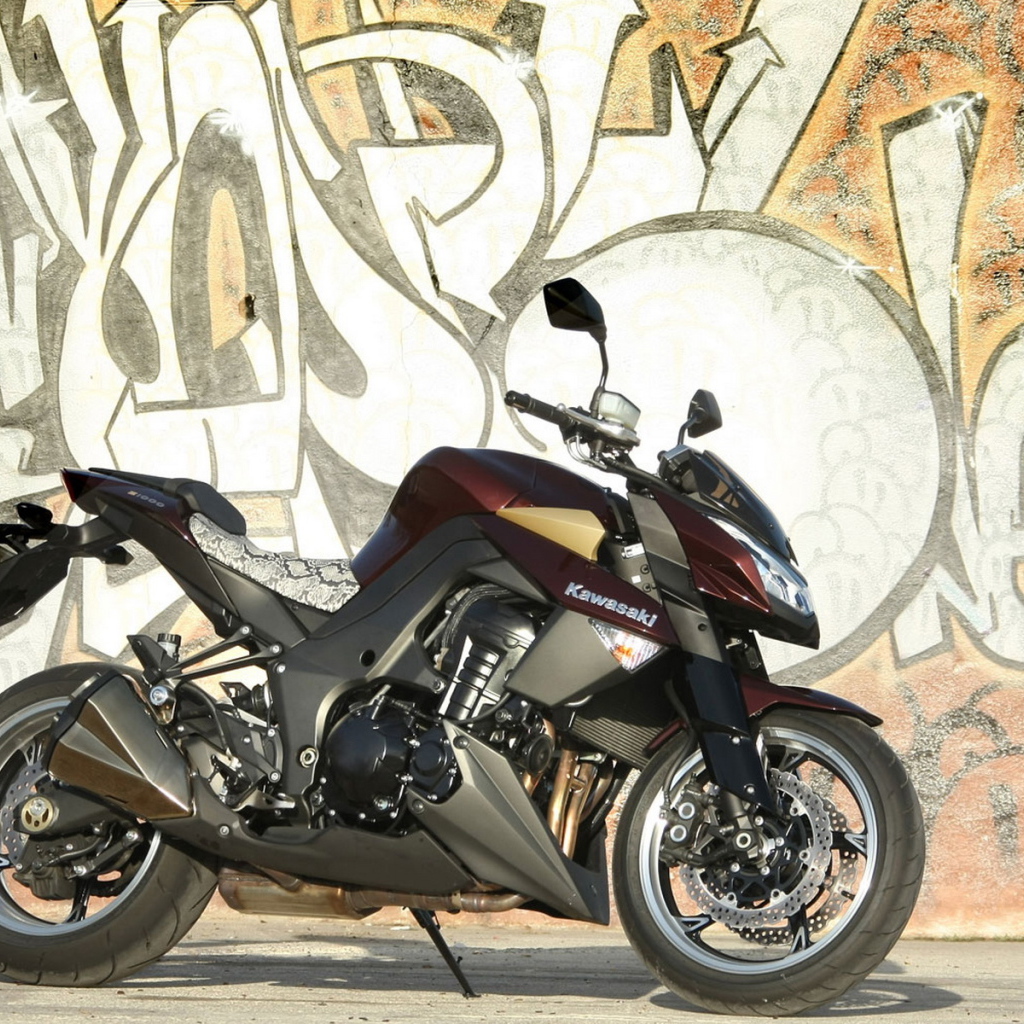 Кавасаки Z 1000 около стены