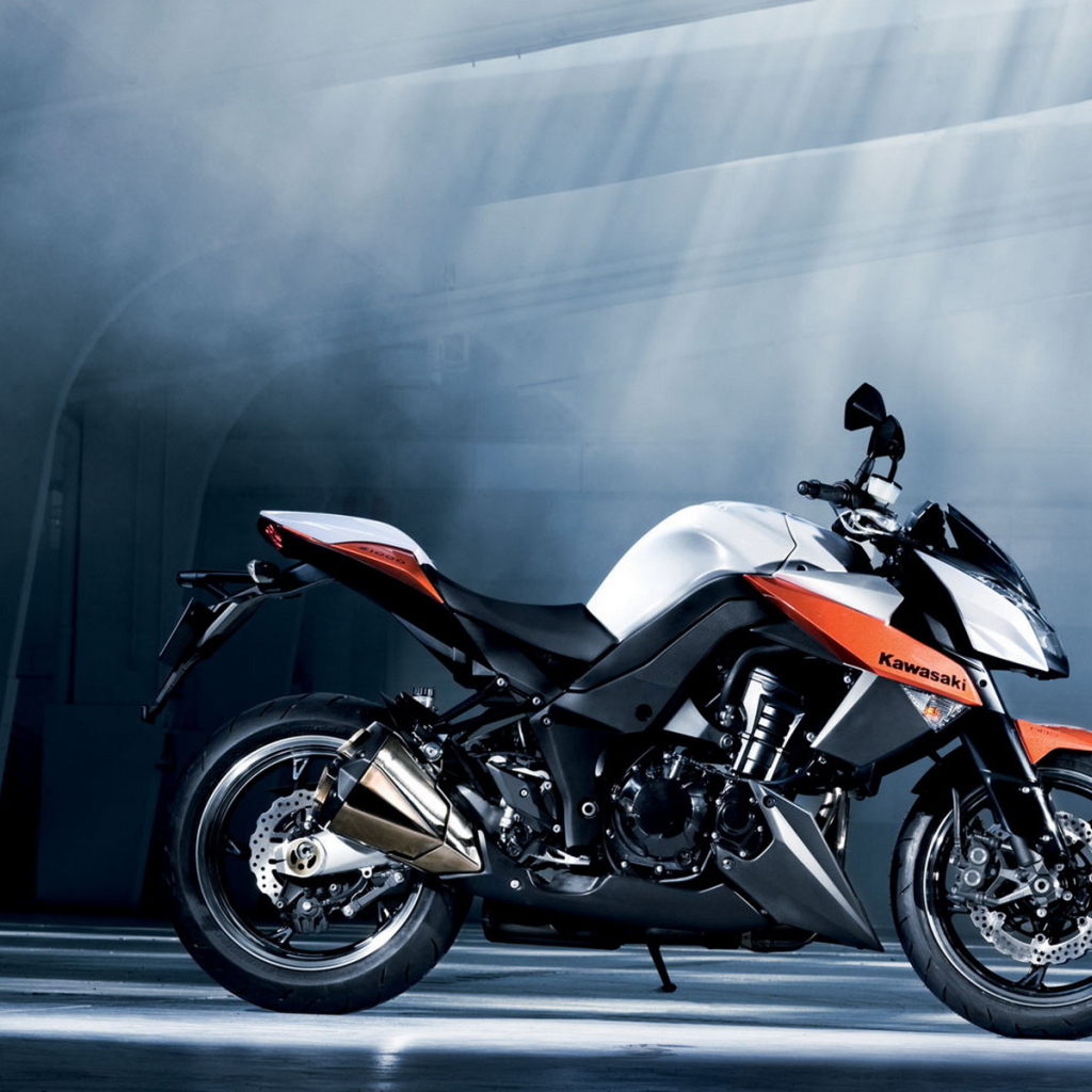 Кавасаки Z1000 в ангаре