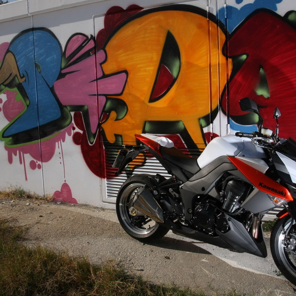 Кавасаки Z 1000 возле стены