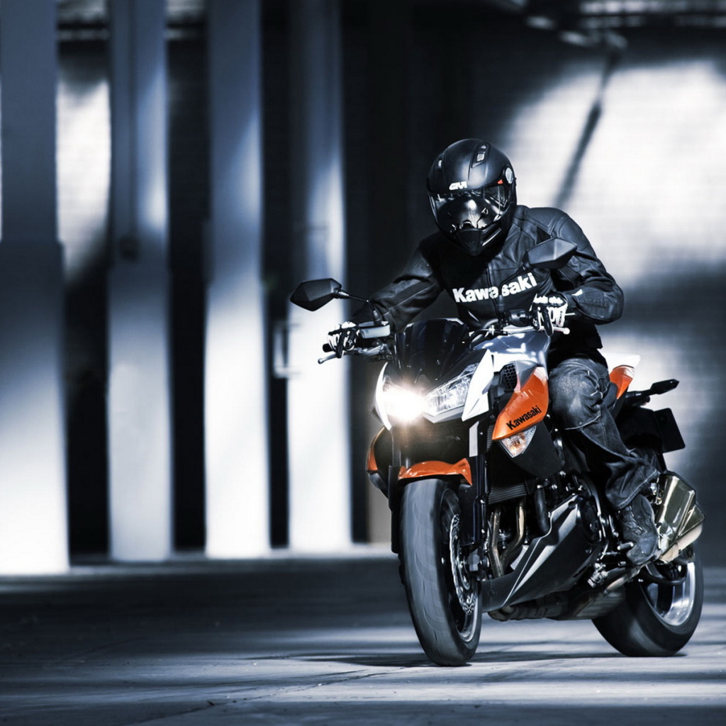 Кавасаки Z 1000 на полном ходу в здании