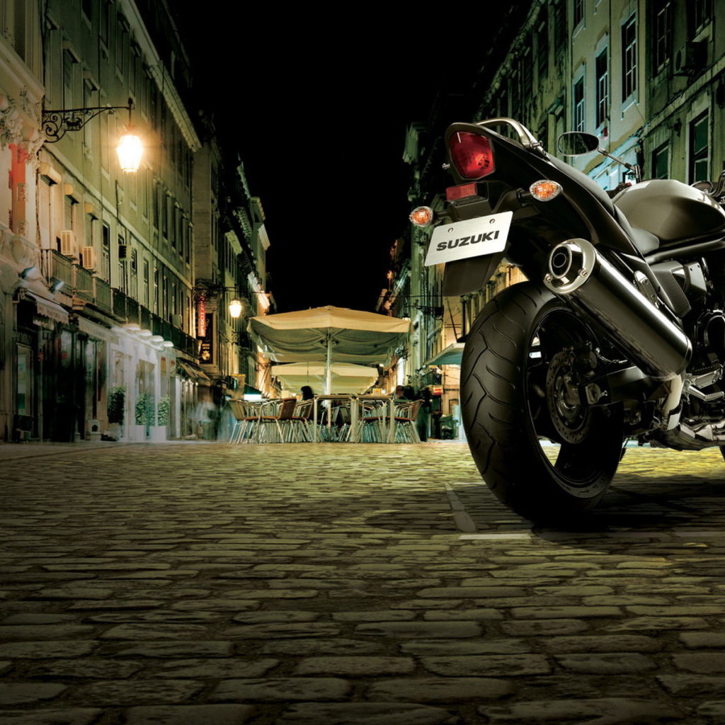 Сузуки GSF 125 Бандит на ночной улице города