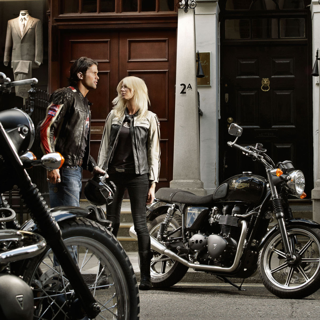 Триумф Бонневелли около двери