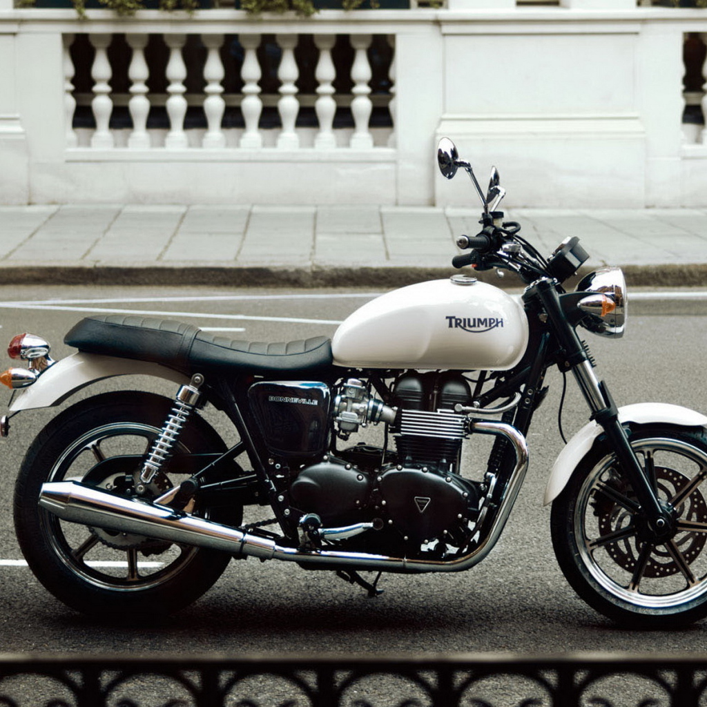 Триумф Бонневелле на улицах города