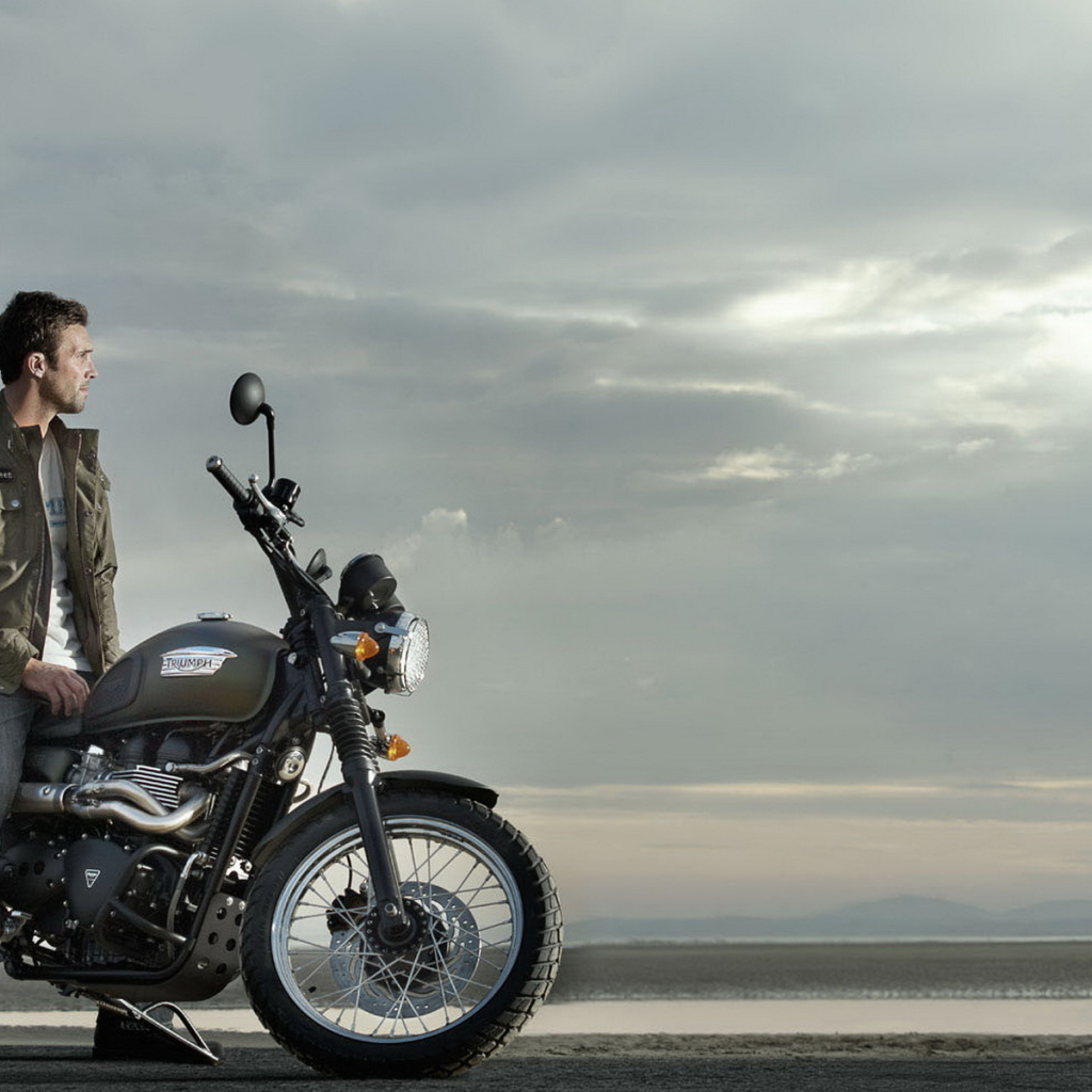 Триумф Скрамбер на побережье