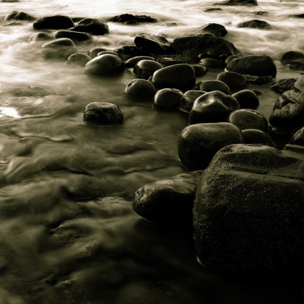 Черные валуны