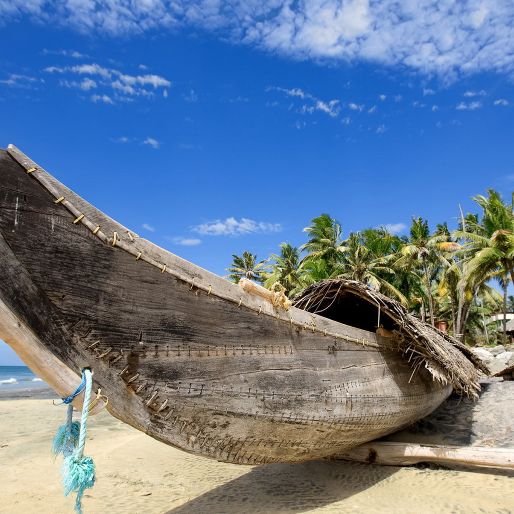 Каноэ на пляже