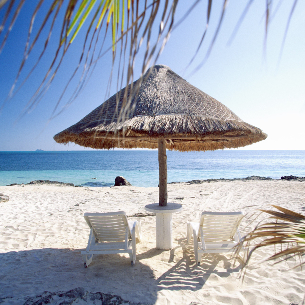 На белом песке