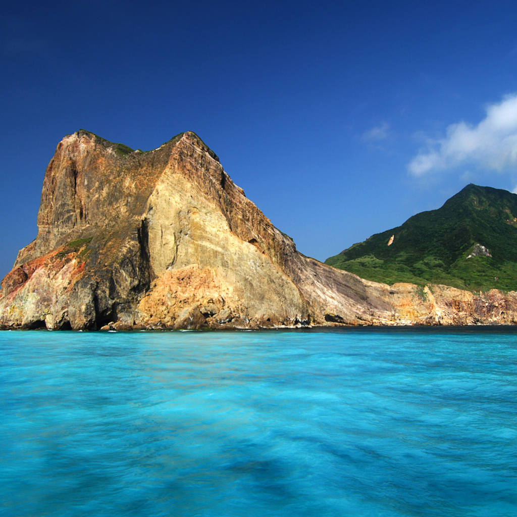 Скалы на берегу