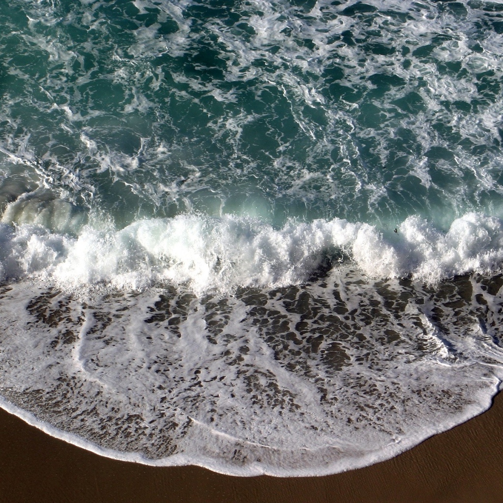 Морские волны на пляже