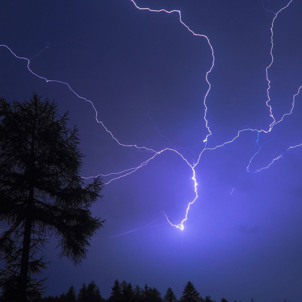 Молния в ночном небе
