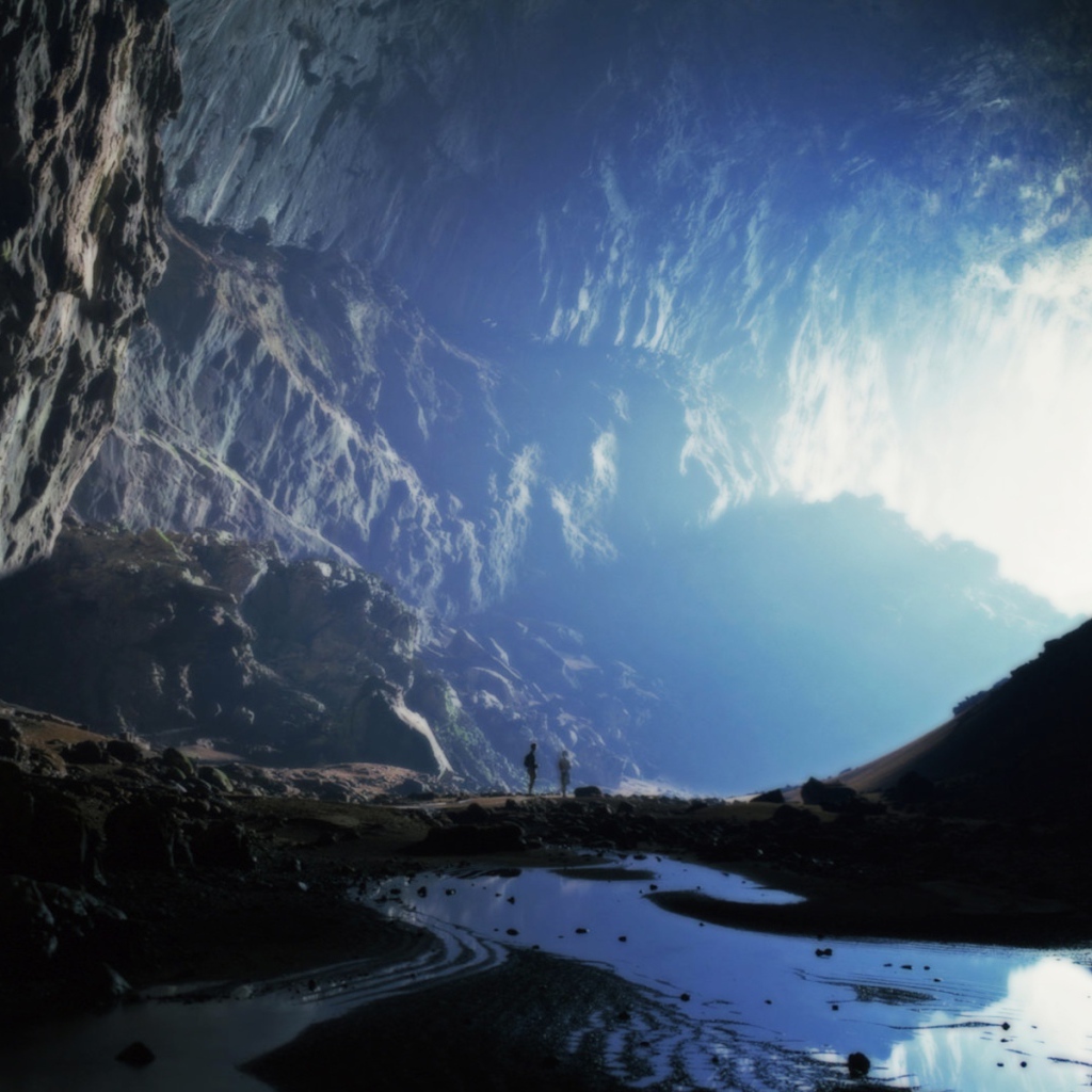 Огромная пещера в горах