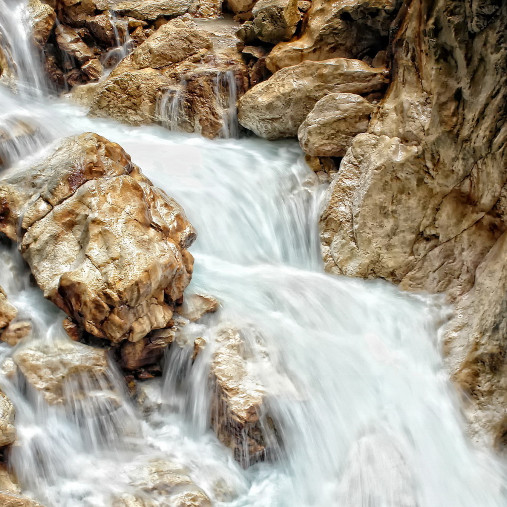 Ручей среди камней