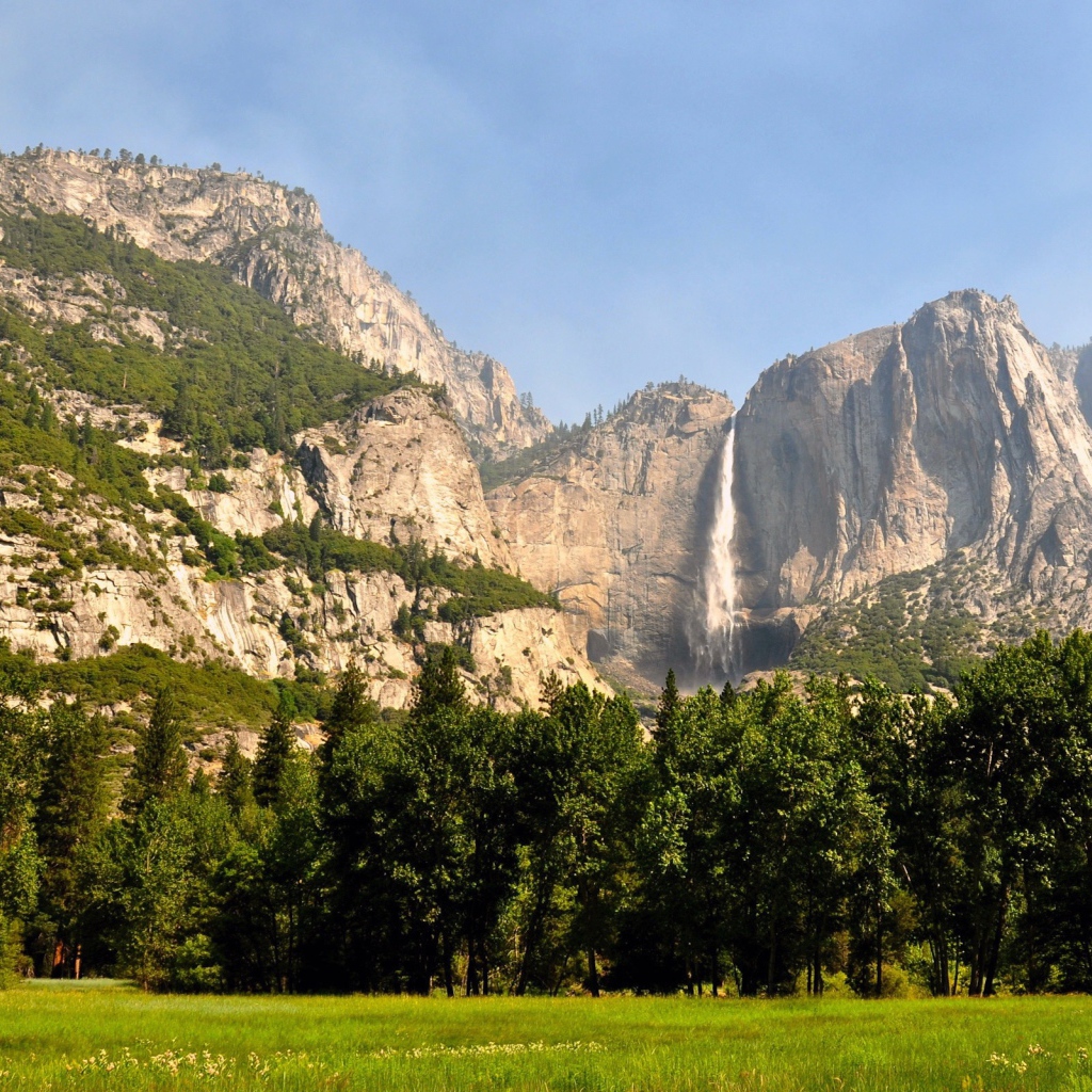 Высокий водопад в горах