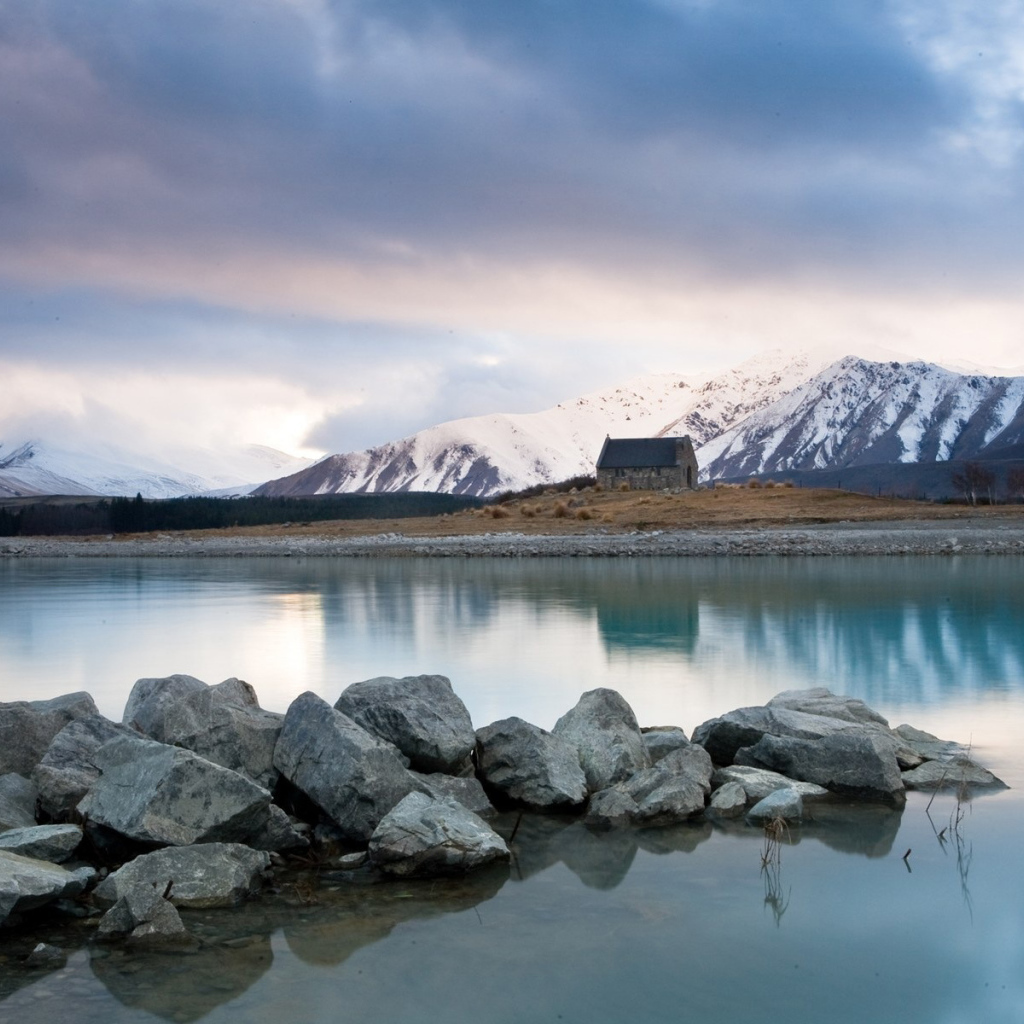 Озеро среди горных вершин
