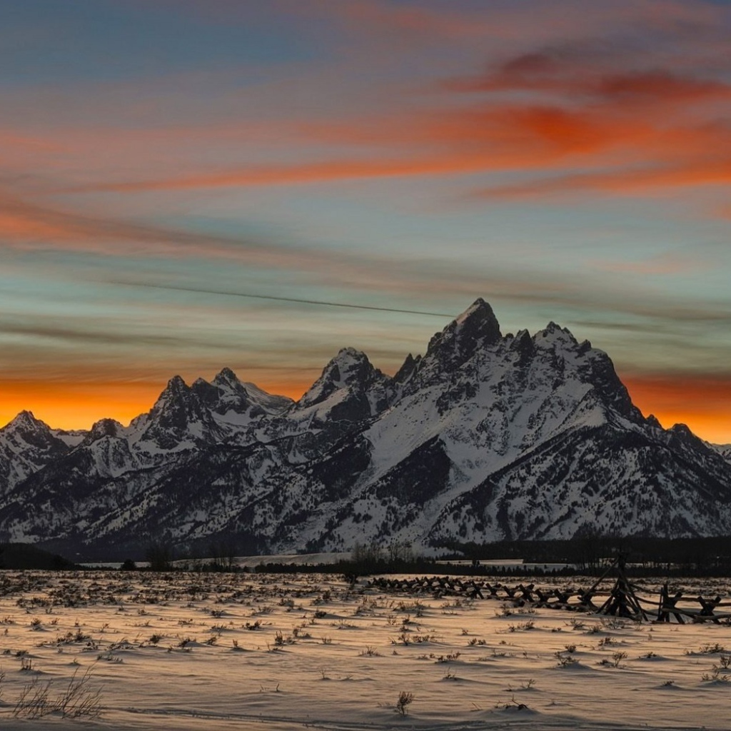 Горный хребет на закате