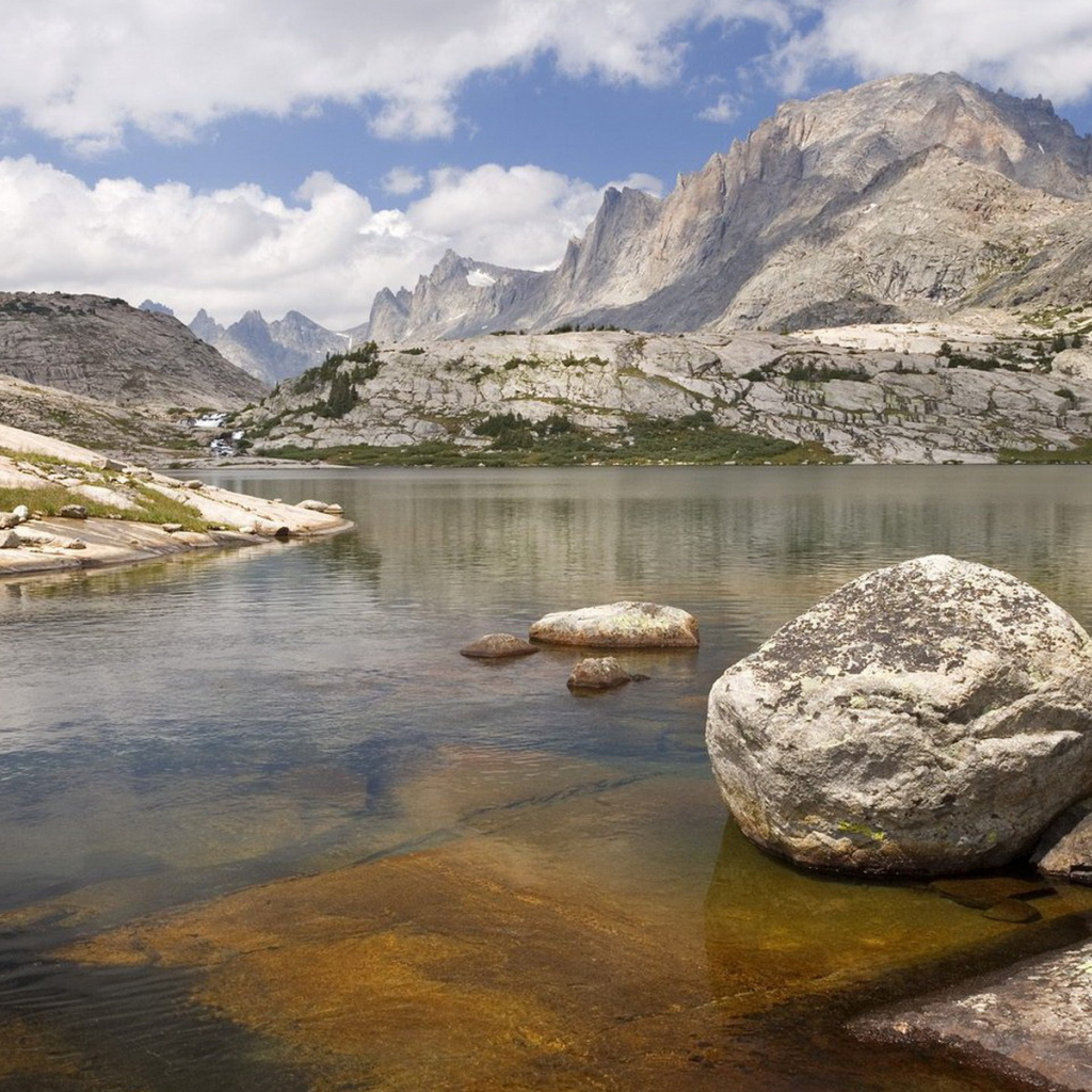 Река среди горных вершин