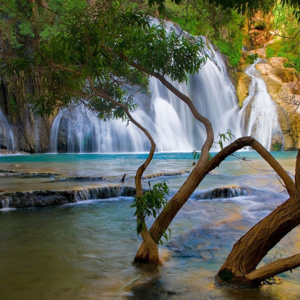 У подножия водопада