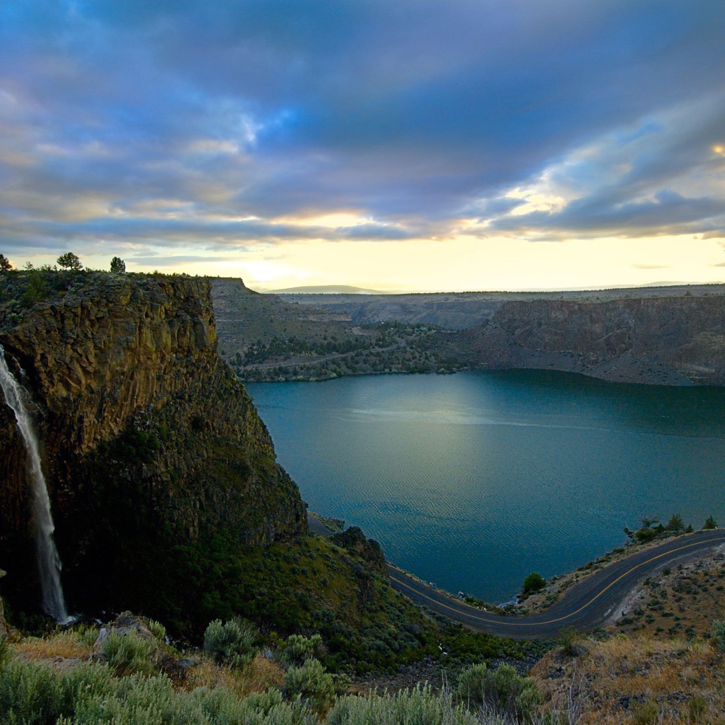 Озеро в каньоне