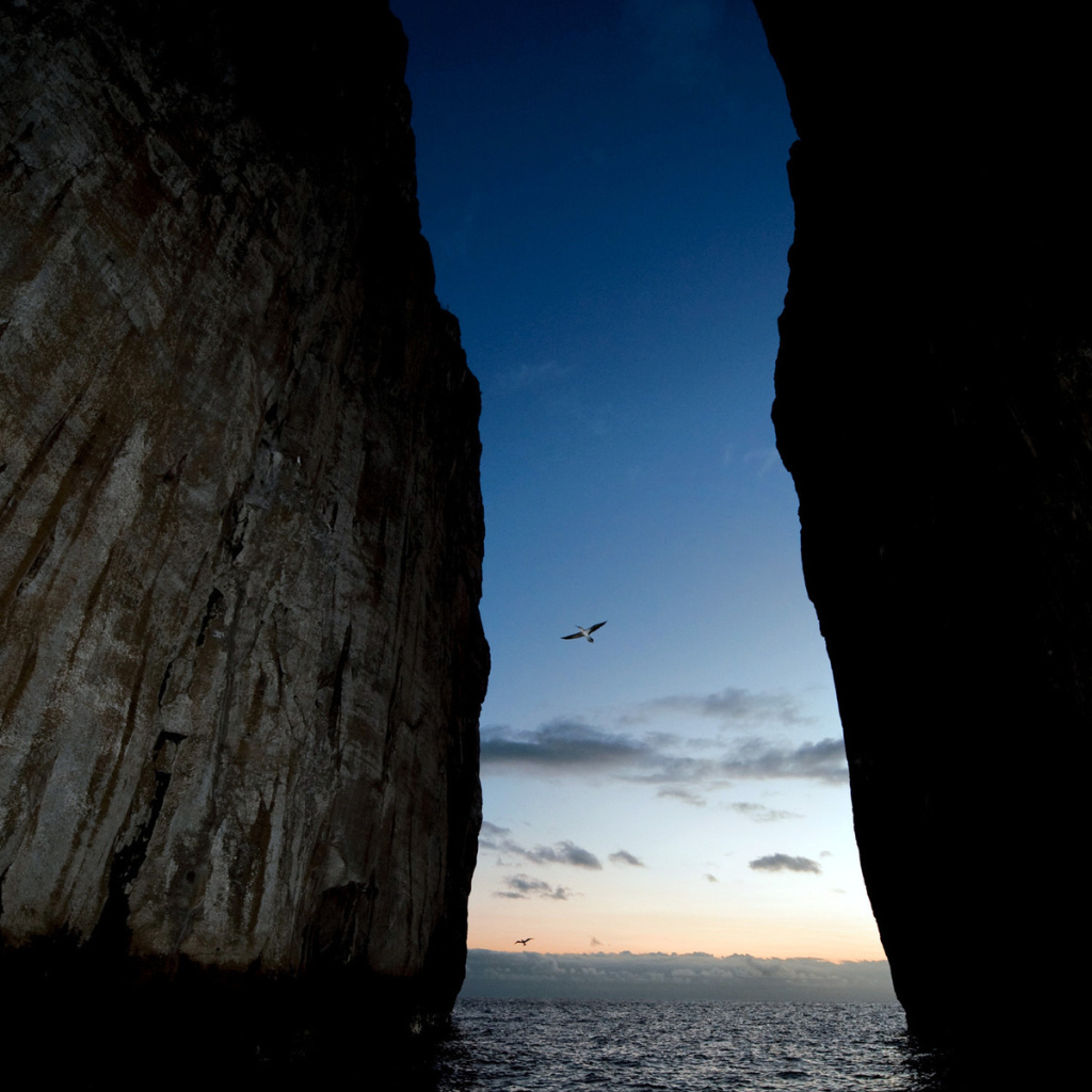 Скалы и море