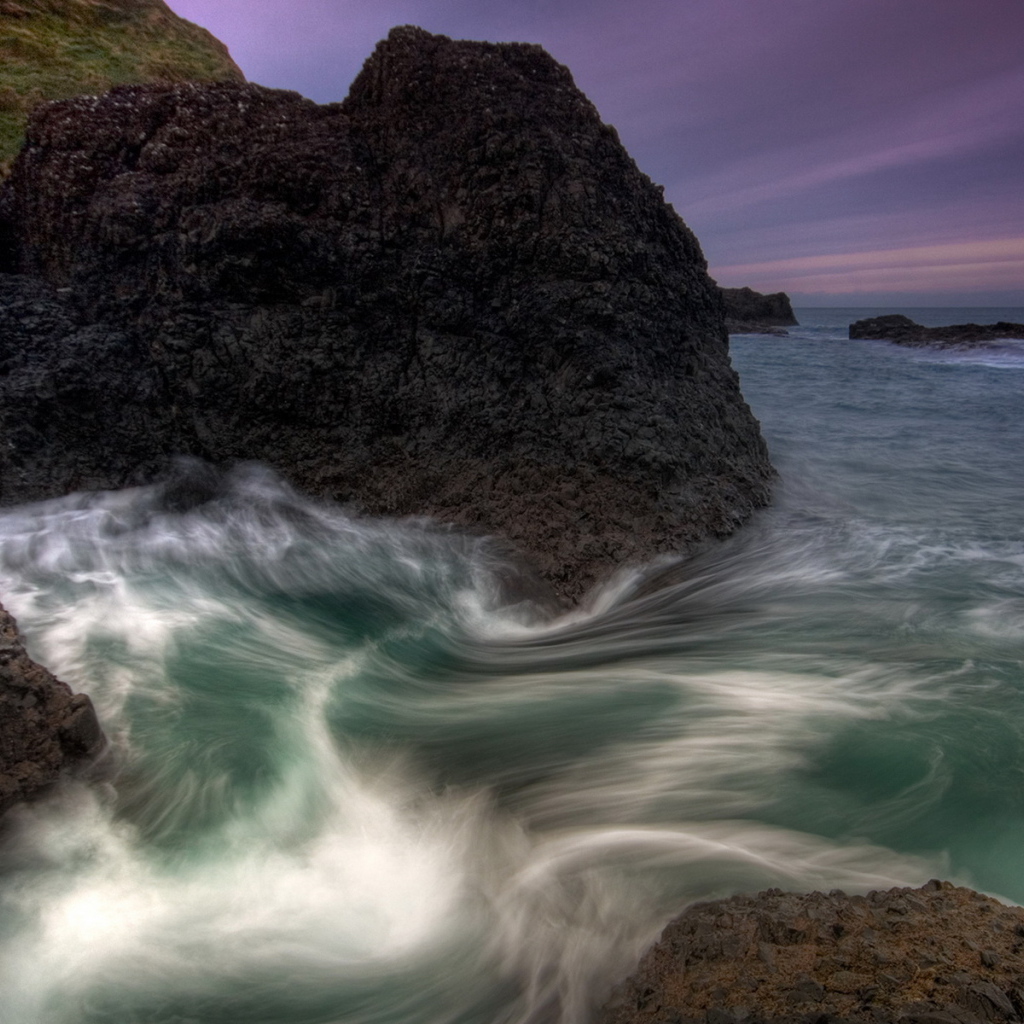 Камни на берегу