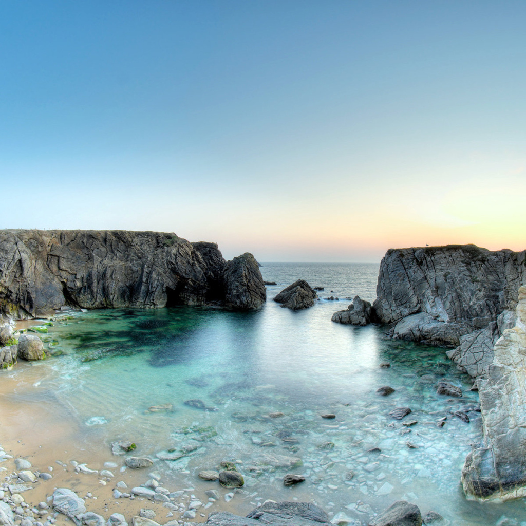 Каменистый берег