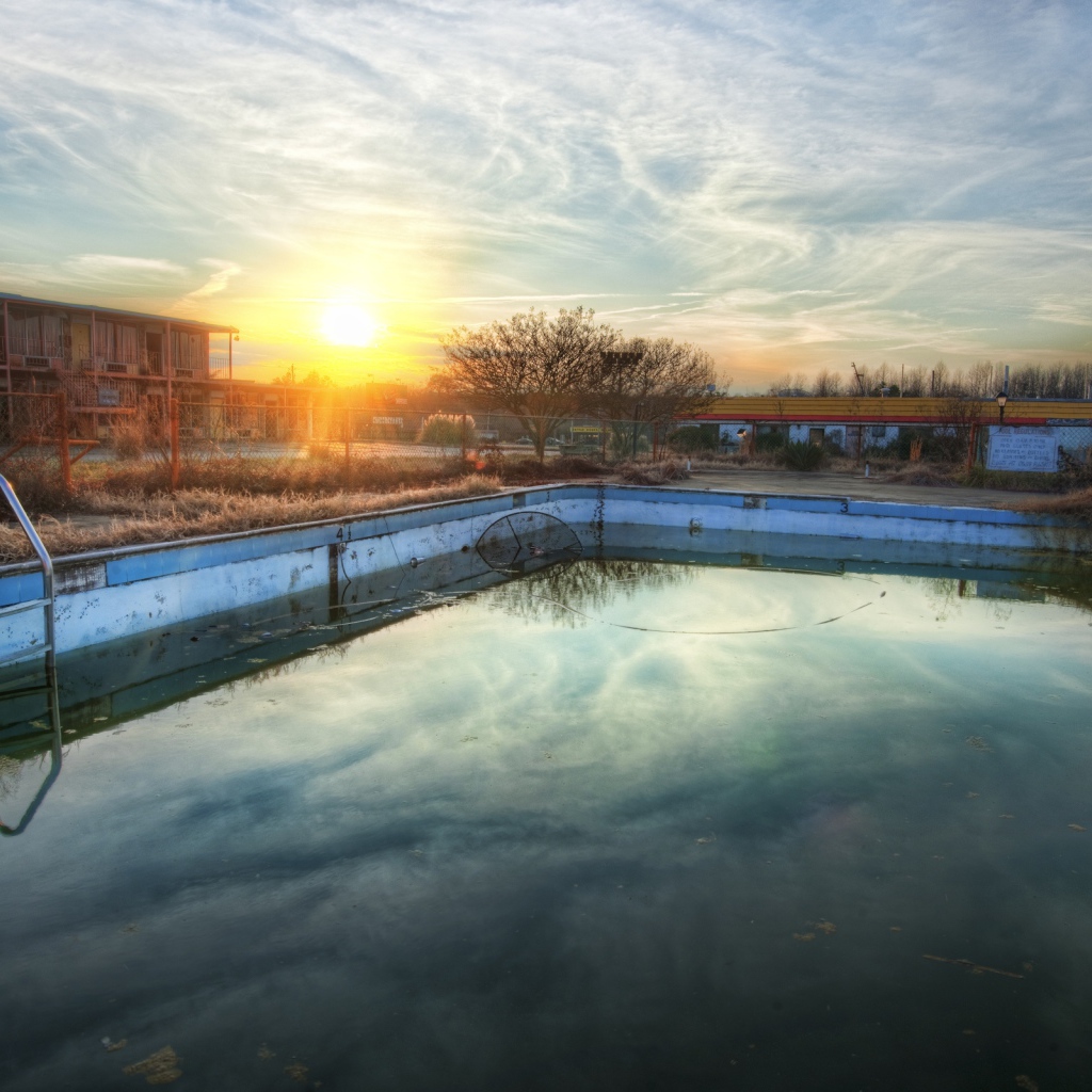 Закат у бассейна