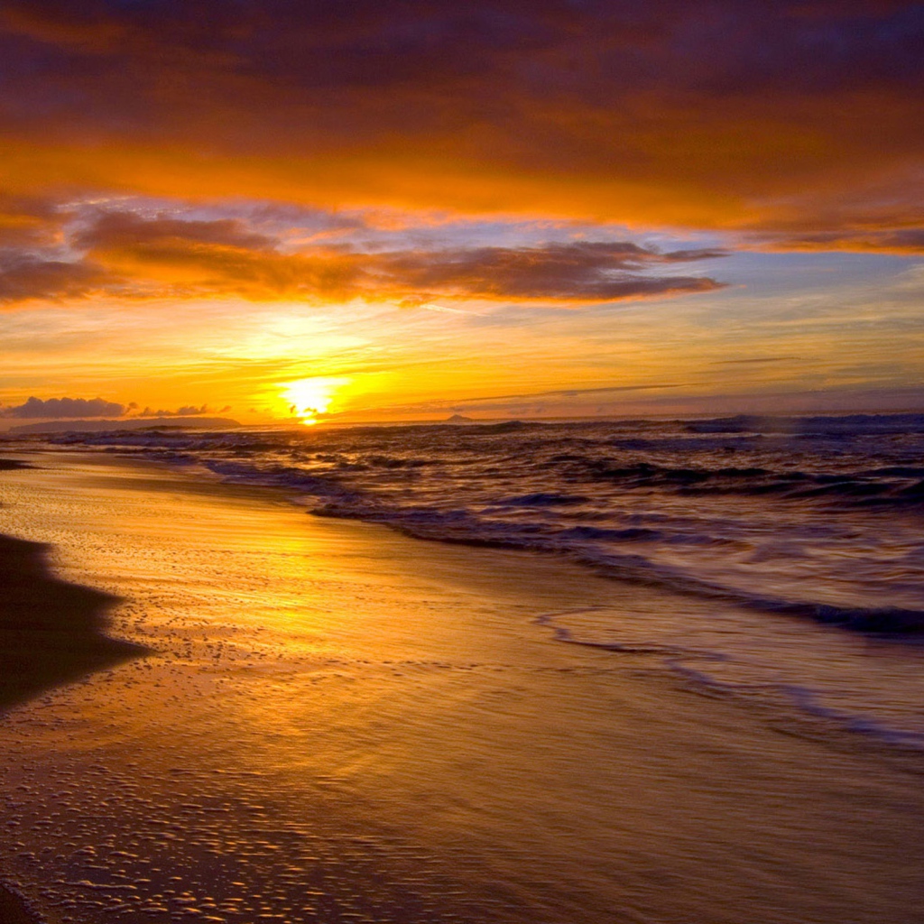 Закат на пляже популярного курорта