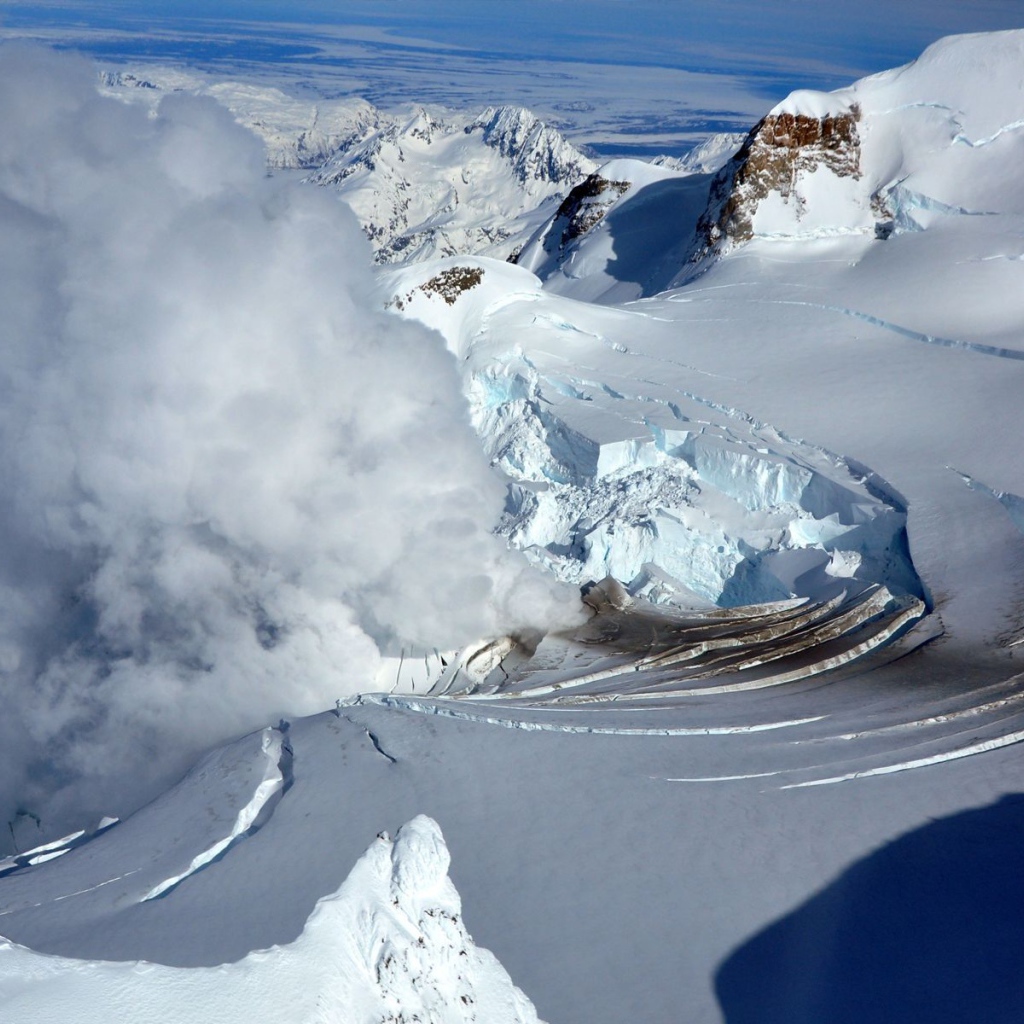 Извержение вулкана, Аляска, США