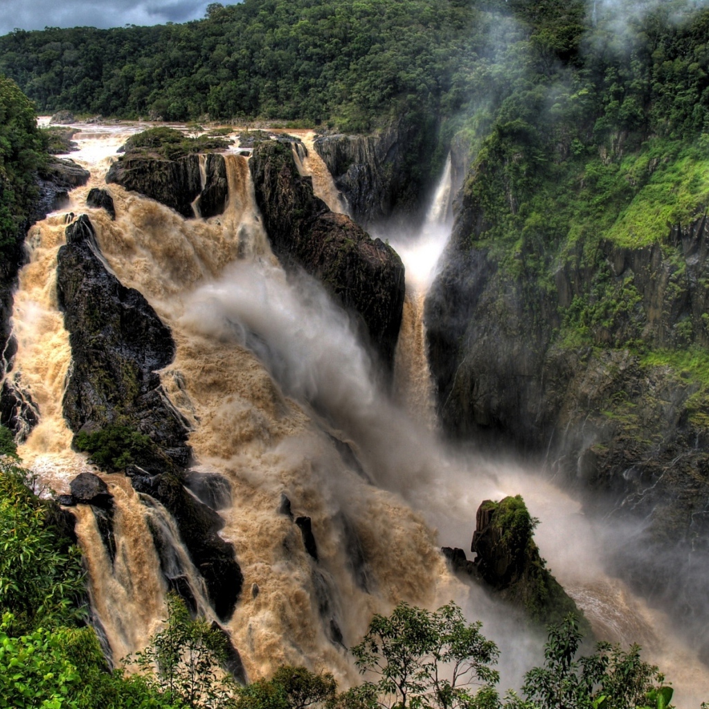 Мощный поток воды