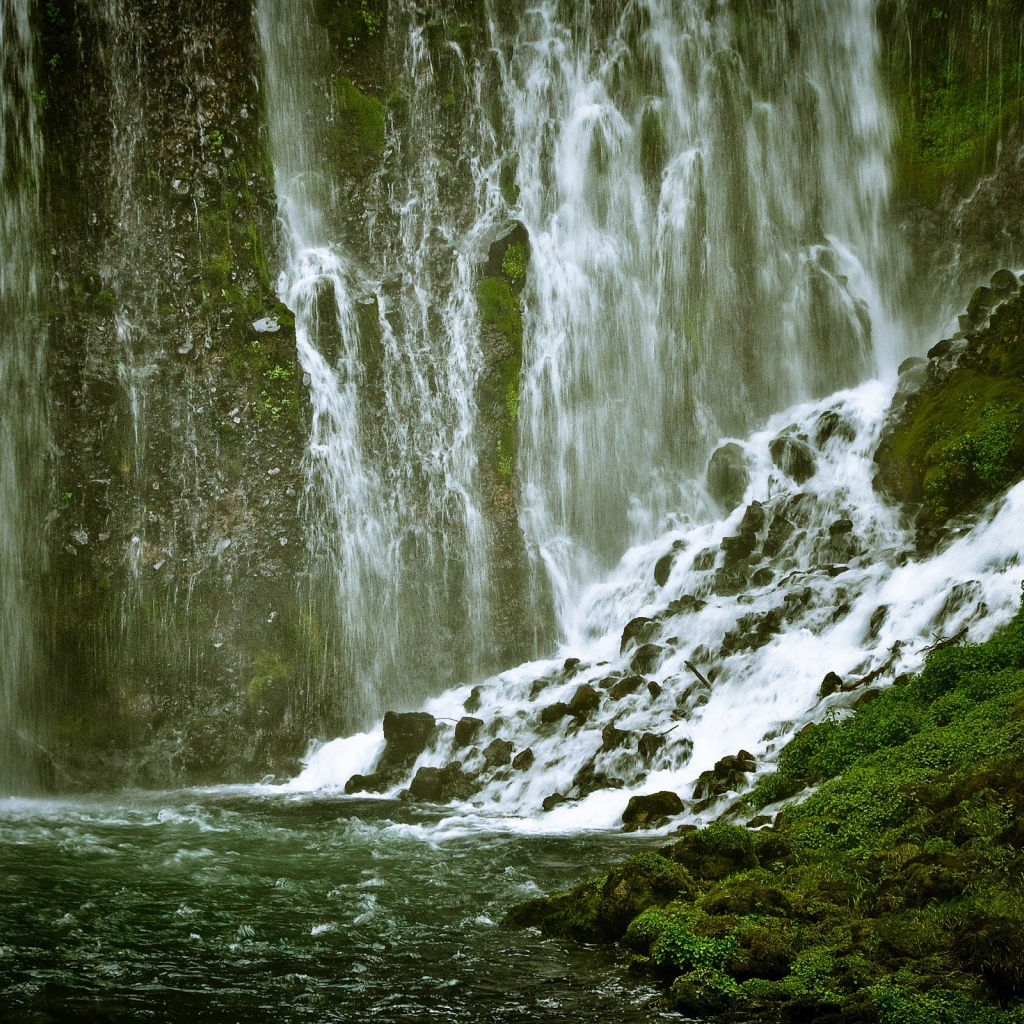 Зеленый водопад