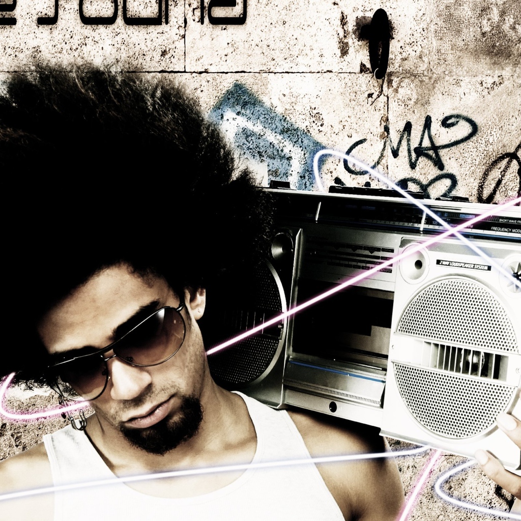 Парень с магнитофоном