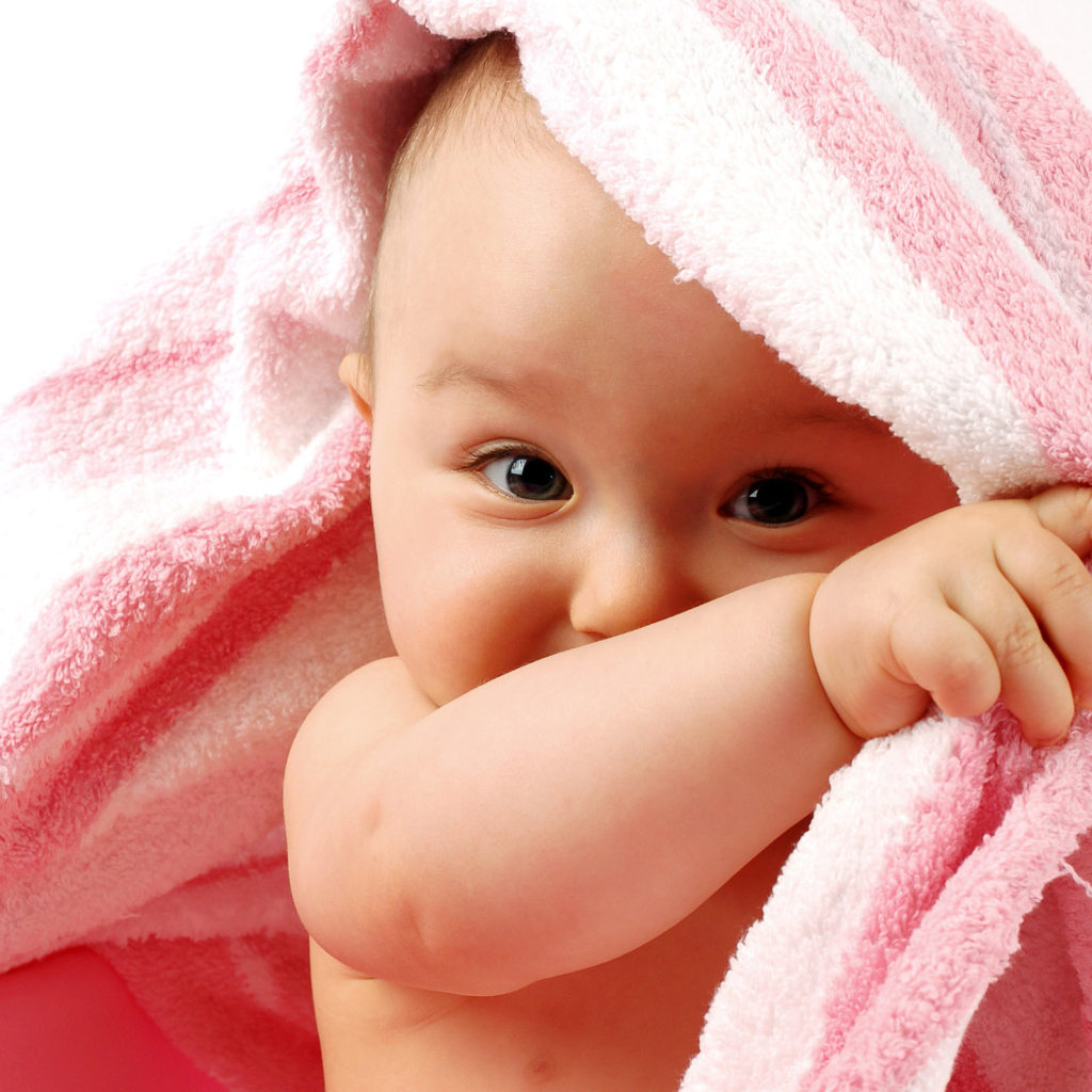 Малыш под одеялом