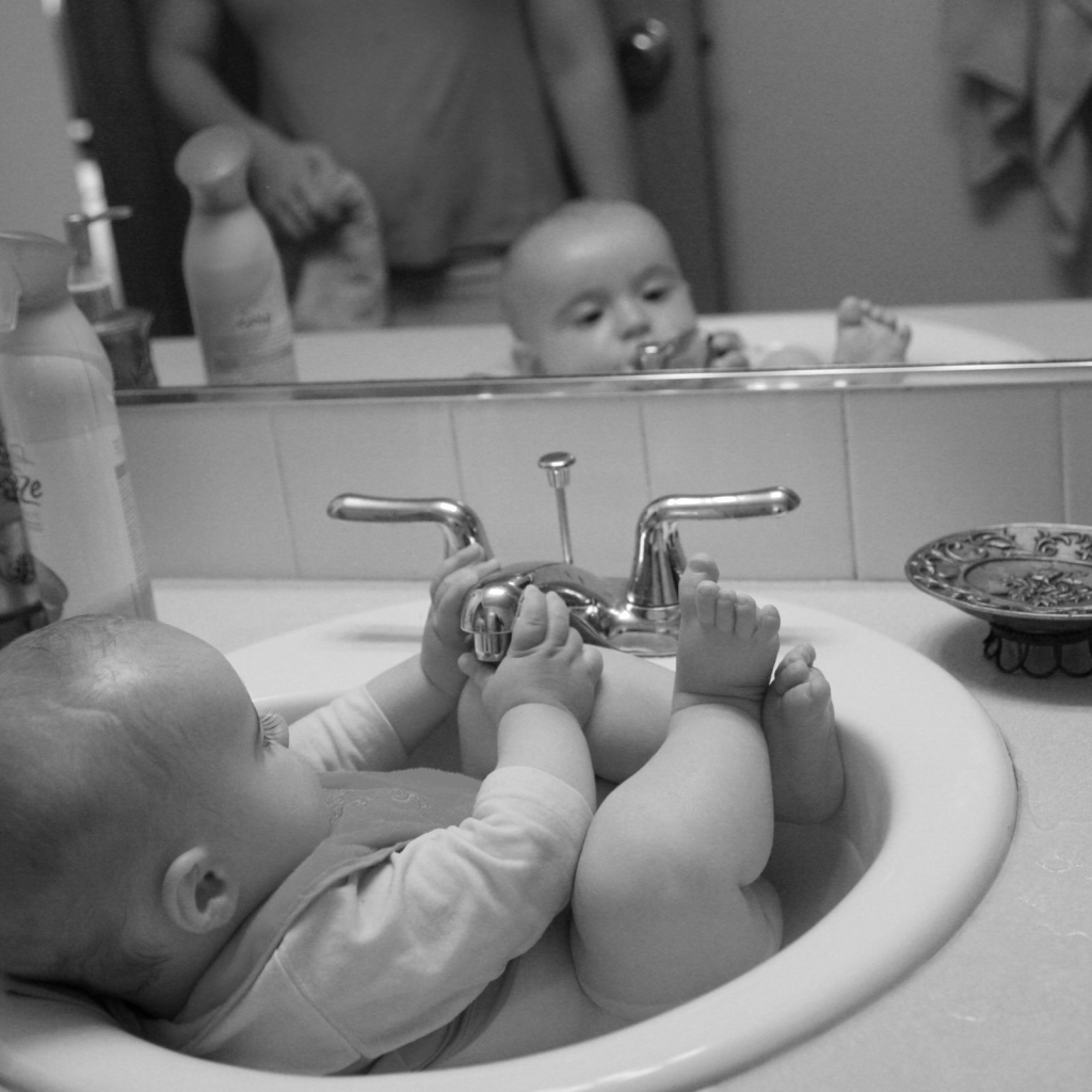 Малыш в раковине