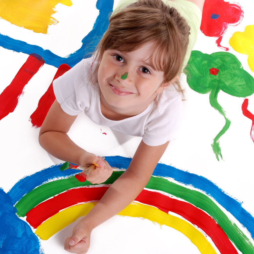 Маленькая девочка и радуга