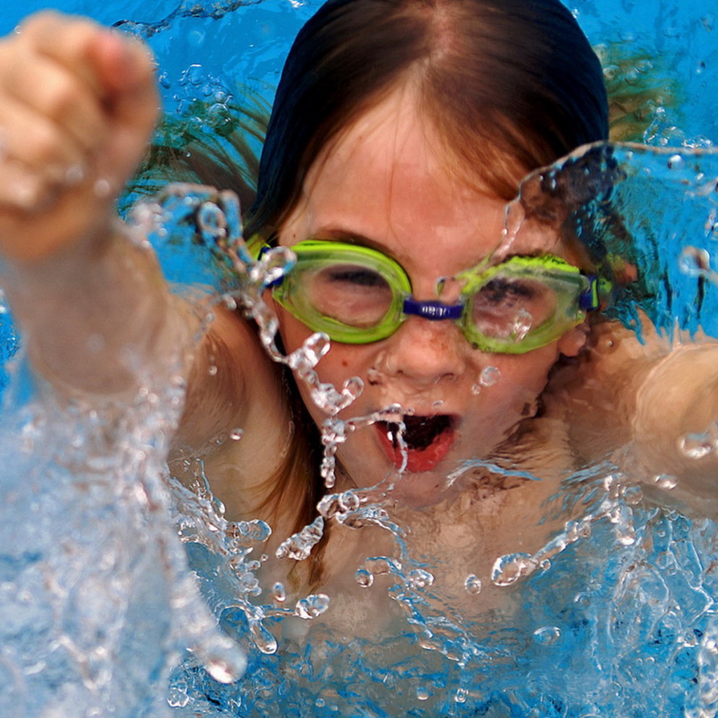 Плавающая девочка