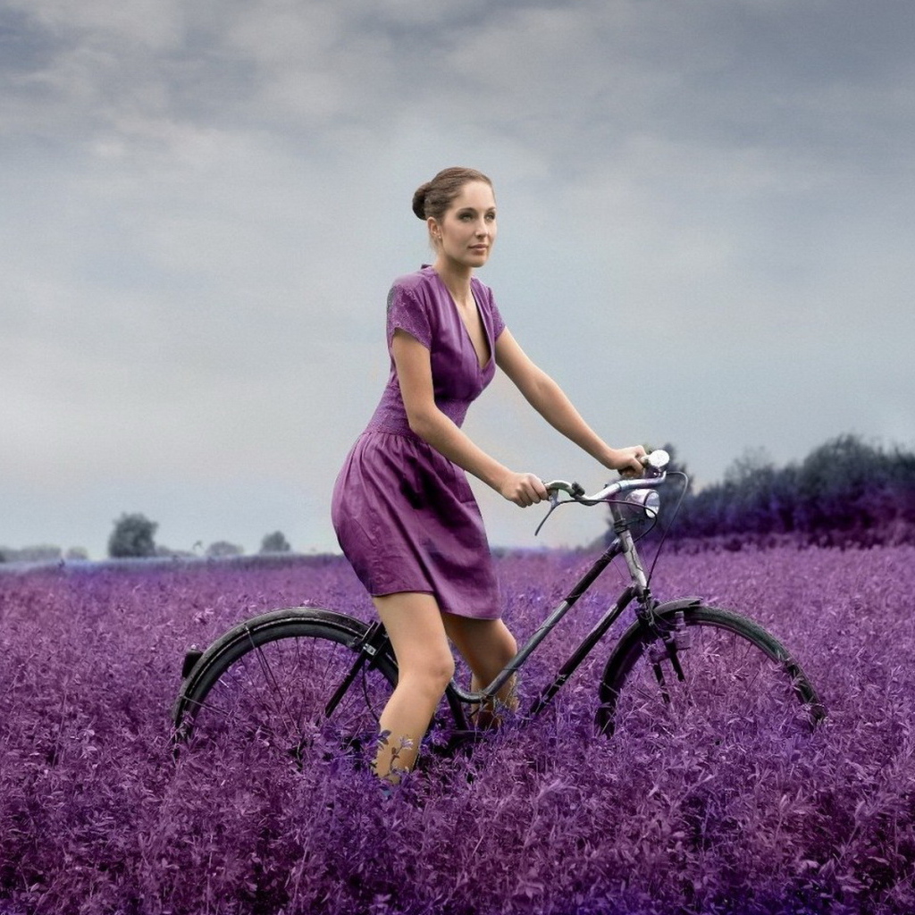 В поле на велосипеде