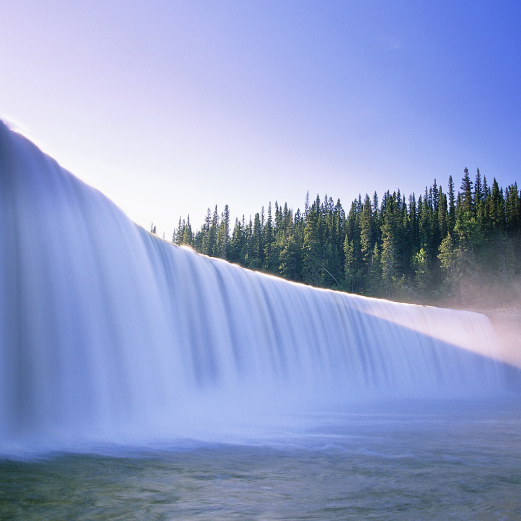 Красивый водопад в Канаде