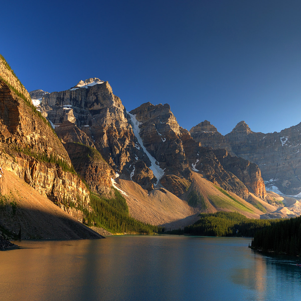 Озеро в горах Канады