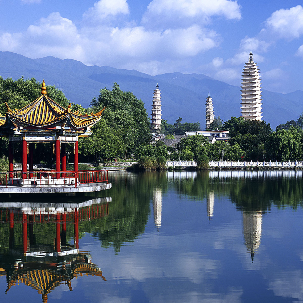 Озеро у подножия гор Китай