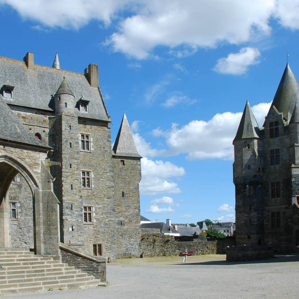 Старинный каменный замок