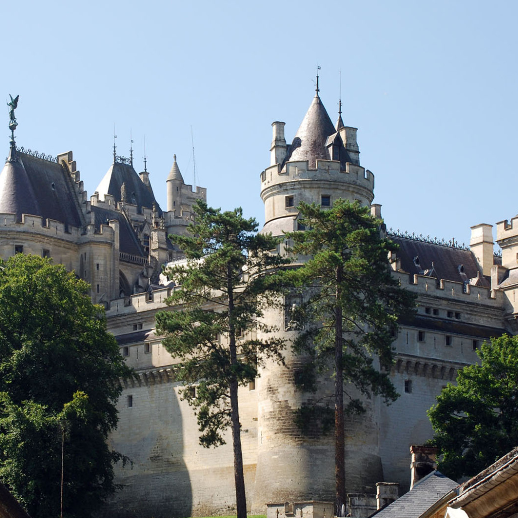 Большой замок во Франции