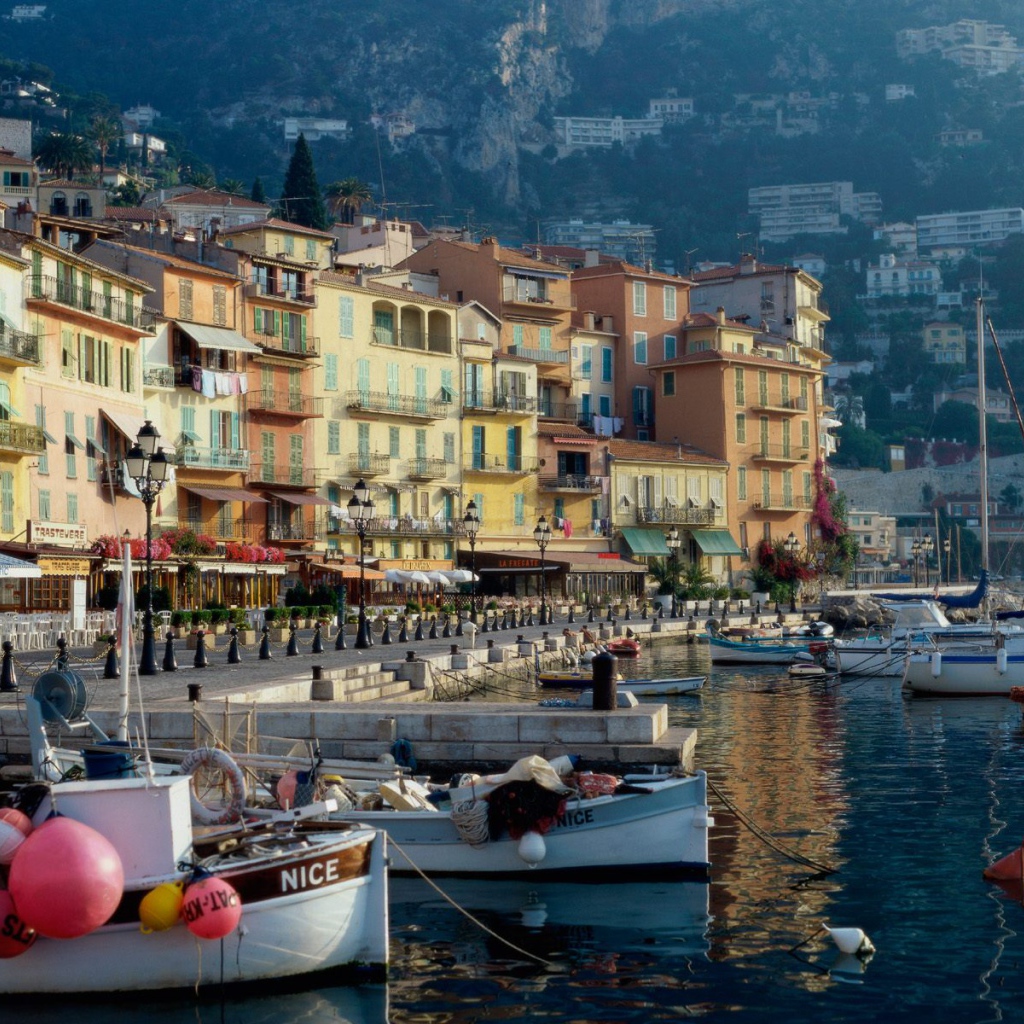 Лодки на берегу