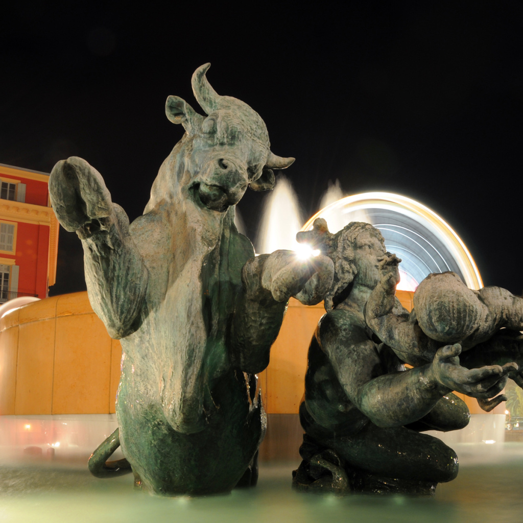 Фонтан со скульптурами