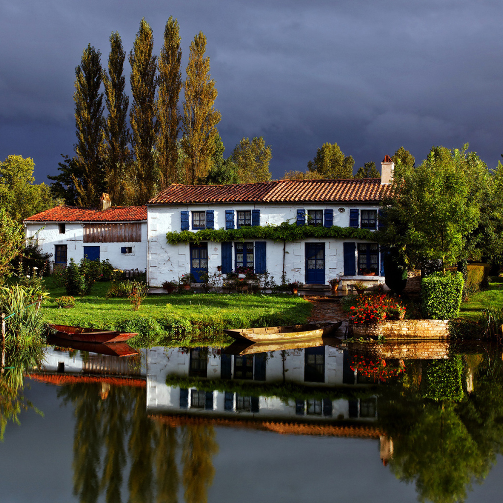 Поместье на берегу реки